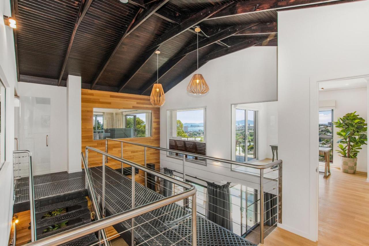Holiday home 'allawah' - Ocean And View Group Sized Luxury. Townsville