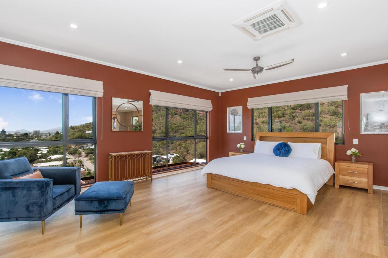 'allawah' - Ocean And View Group Sized Luxury. Holiday home Townsville
